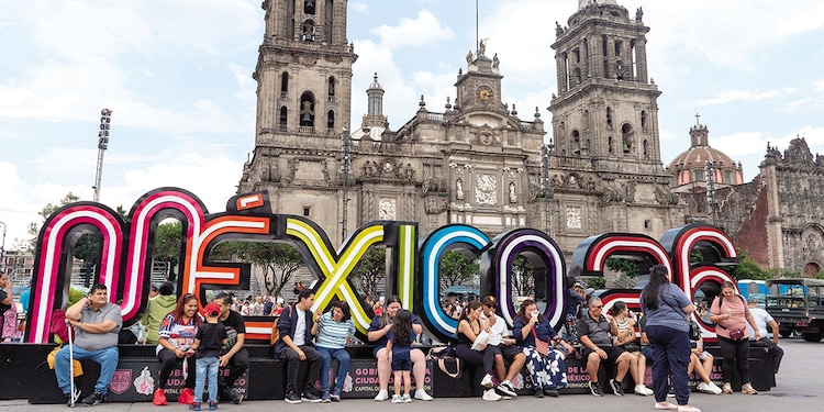 Ambiente patrio en el Zócalo capitalino para el Grito de Independencia.