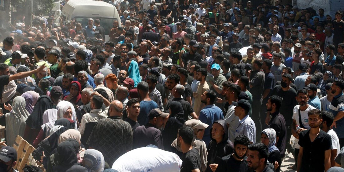 Palestinos hacen largas filas para conseguir un poco de harina, ayer.