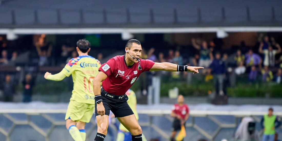 Marco Antonio Ortiz al momento de señalar el penalti a favor del América en la final del Clausura 2024 de la Liga MX contra Cruz Azul.