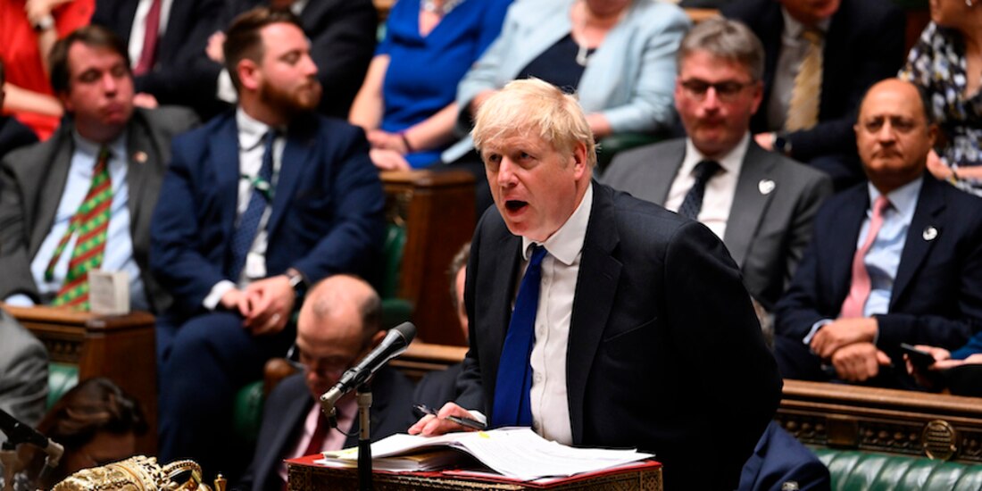 El primer ministro británico encara a detractores en una sesión en la Cámara de los Comunes, ayer.