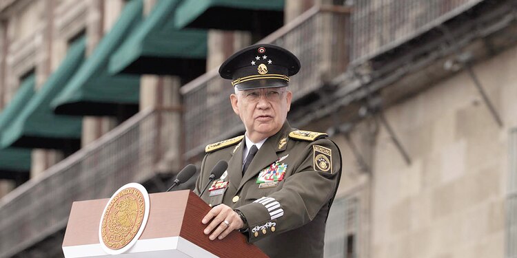 Ricardo Trevilla en la parada militar del 215 aniversario de la Independencia.