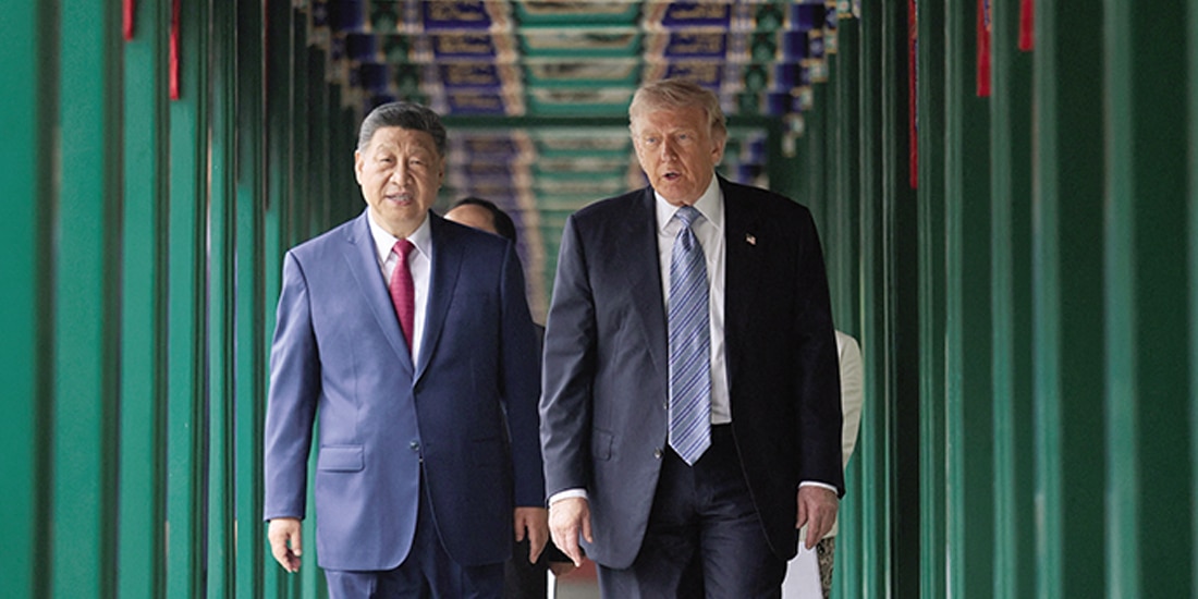 XI JINPING y Donald Trump caminan a través del jardín Zhongnanhai en Pekín, ayer.