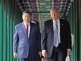 XI JINPING y Donald Trump caminan a través del jardín Zhongnanhai en Pekín, ayer.