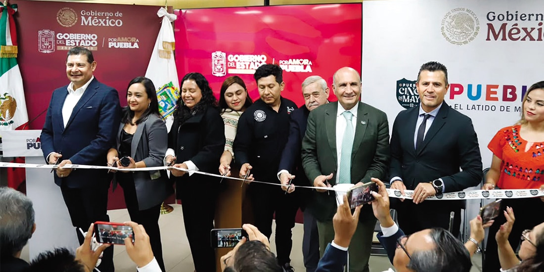 El mandatario Alejandro Armenta (izq.), ayer, durante la apertura.