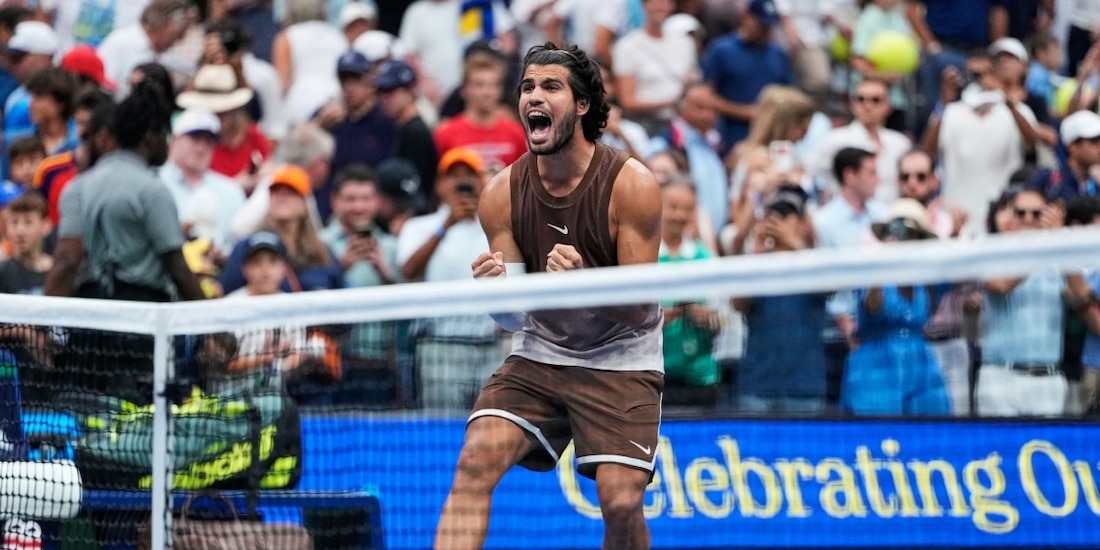 Carlos Alcaraz festeja su triunfo sobre Roman Safiullin en su debut en el US Open 2026.