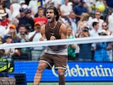 Carlos Alcaraz festeja su triunfo sobre Roman Safiullin en su debut en el US Open 2026.