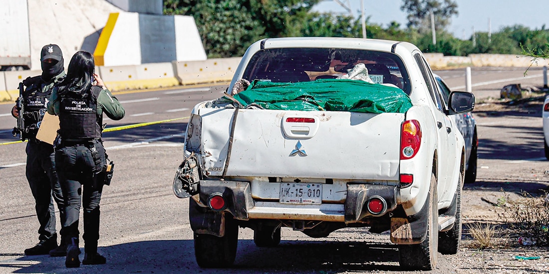 EL MIÉRCOLES fue localizada una camioneta sobre la carretera Culiacán-Navolato, en la que había cinco cuerpos sin vida.