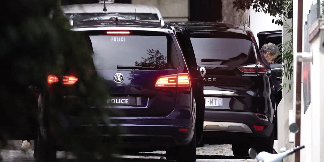 El expresidente francés Nicolas Sarkozy llega a su domicilio tras ser puesto en libertad, ayer.