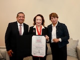 La Ministra Yasmín Esquivel Mossa (centro) recibe la Presea "José Domingo Rus" en Toluca.