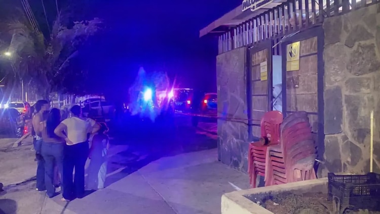 Aspectos de las labores de búsqueda en el restaurante donde ocurrieron los hechos.
