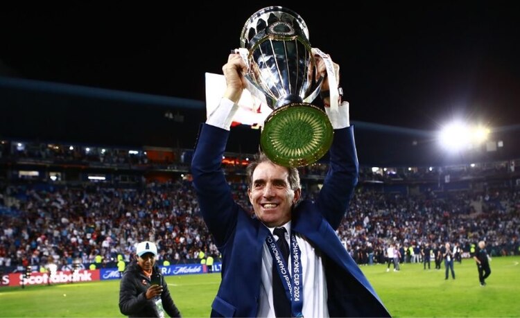 Guillermo Almada levanta la Concachampions