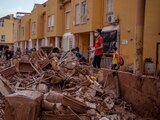 Voluntarios se unen a vecinos para retirar los escombros y el lodo acumulado por la peor DANA en poblados de Valencia, ayer.