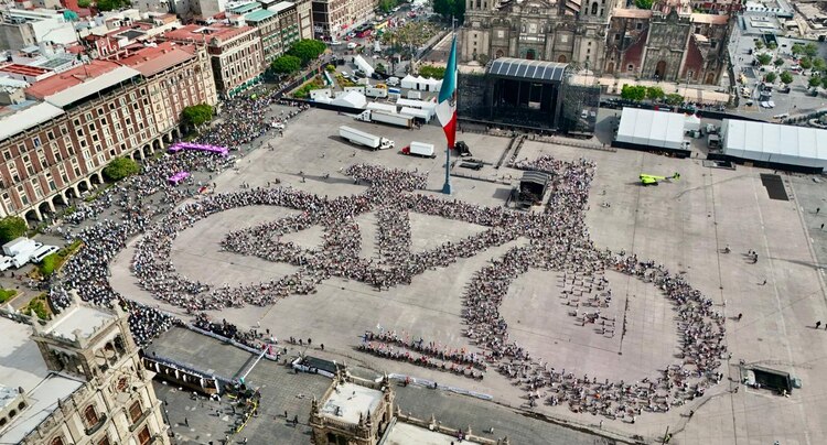 Integrantes de colectivos ciclistas forman una figura monumental en la plancha del Zócalo previo al banderazo de salida de la Jefa de Gobierno.