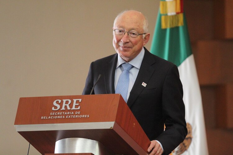 El embajador de Estados Unidos en México, Ken Salazar, participó ayer en la ceremonia por el 200 aniversario de las relaciones entre ambos paises.