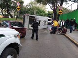 Un microbús se volcó en la alcaldía Iztapalapa; hay personas lesionadas.