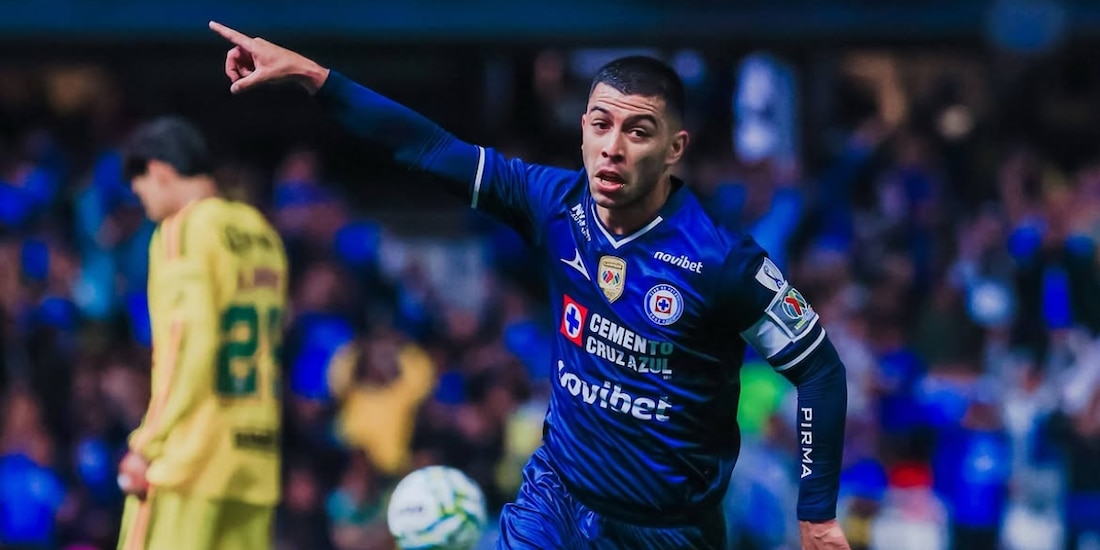 Erik Lira en un Cruz Azul vs América de la Liga MX