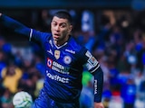 Erik Lira en un Cruz Azul vs América de la Liga MX