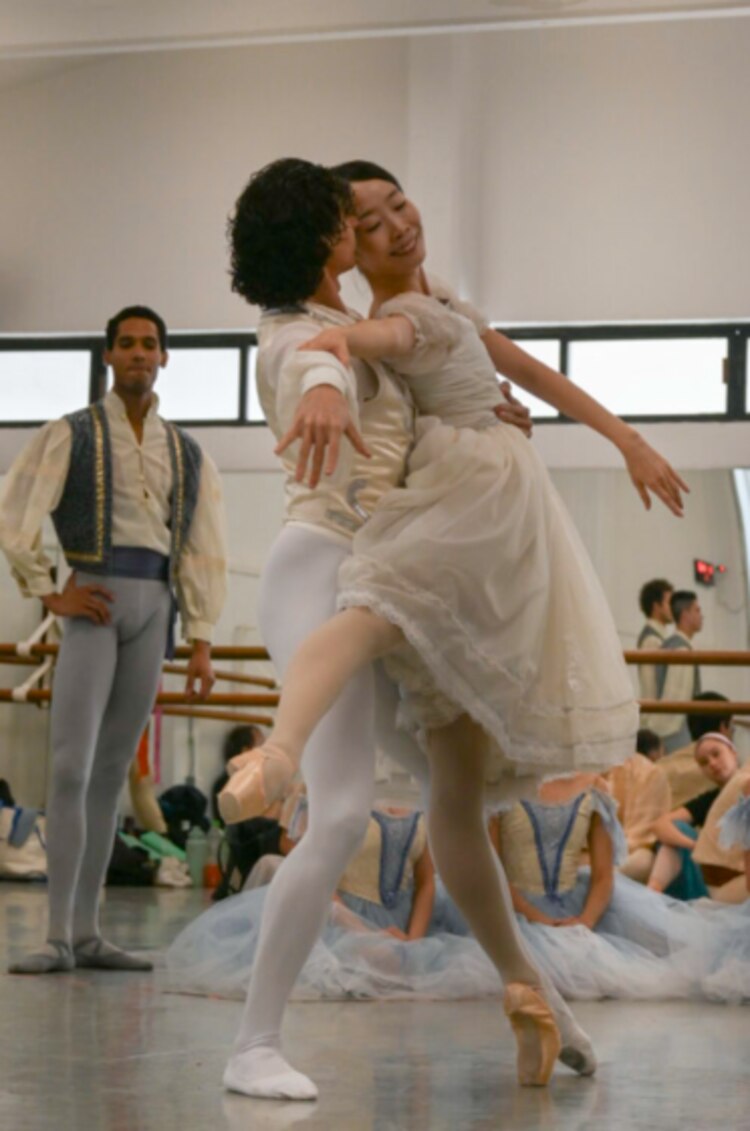 Los protagonistas, en la escena del casamiento.