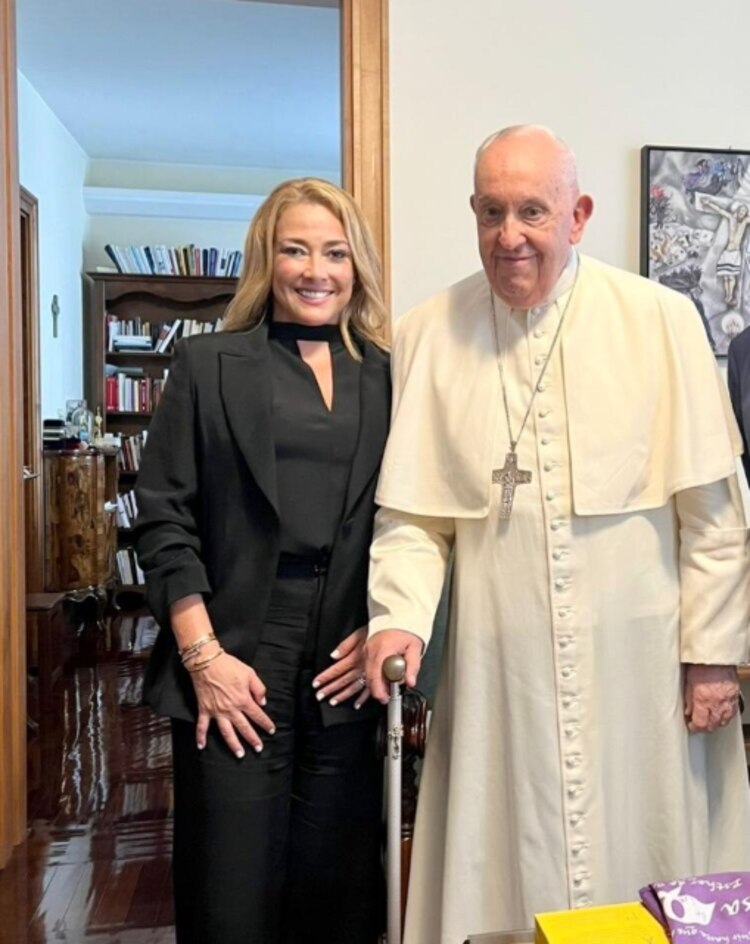 Bibiana Belsasso y el Papa Francisco, tras ser entrevistado, en Roma.
