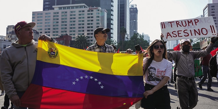 Venezolanos protestan ayer contra la intervención de EU.