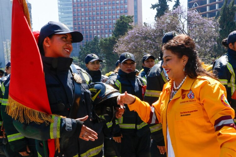 La jefa de gobierno reconoce la valentía de los brigadistas que protegen la biodiversidad de la capital.