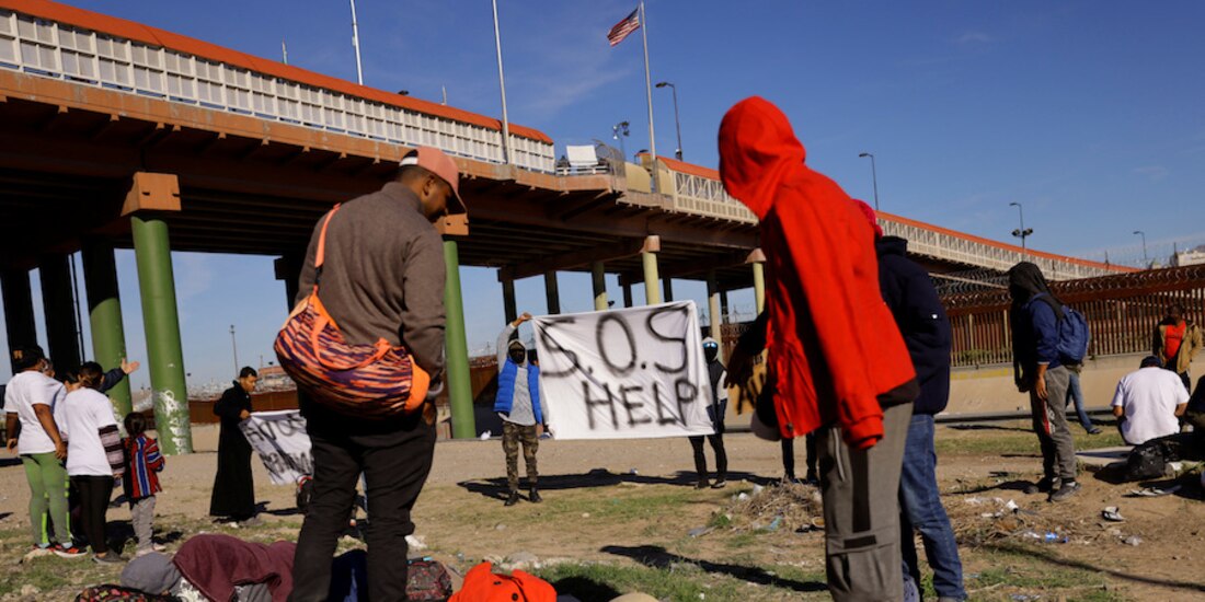 Migrantes protestan por las nuevas políticas migratorias, en Ciudad Juárez, ayer.