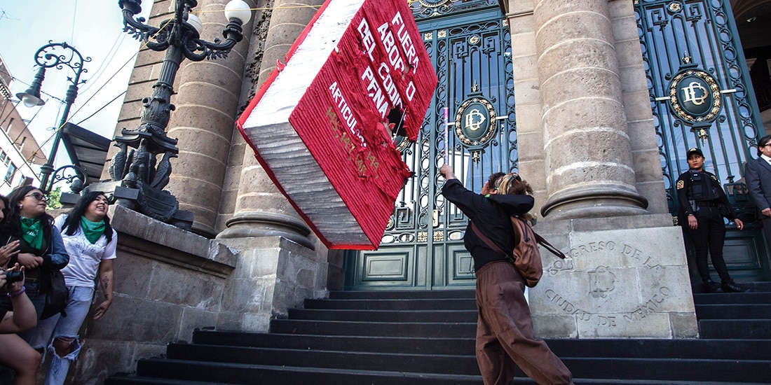 Un grupo de mujeres rompe una piñata del Código Penal local para protestar contra el ilícito del aborto, en abril pasado.