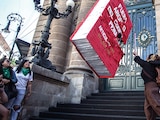 Un grupo de mujeres rompe una piñata del Código Penal local para protestar contra el ilícito del aborto, en abril pasado.