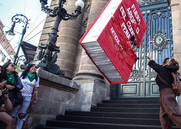 Un grupo de mujeres rompe una piñata del Código Penal local para protestar contra el ilícito del aborto, en abril pasado.