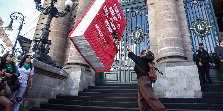 Un grupo de mujeres rompe una piñata del Código Penal local para protestar contra el ilícito del aborto, en abril pasado.