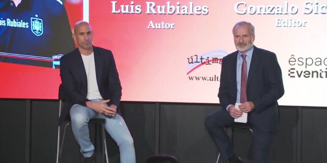 Luis Rubiales fue atacado con huevos en la presentación de su libro.