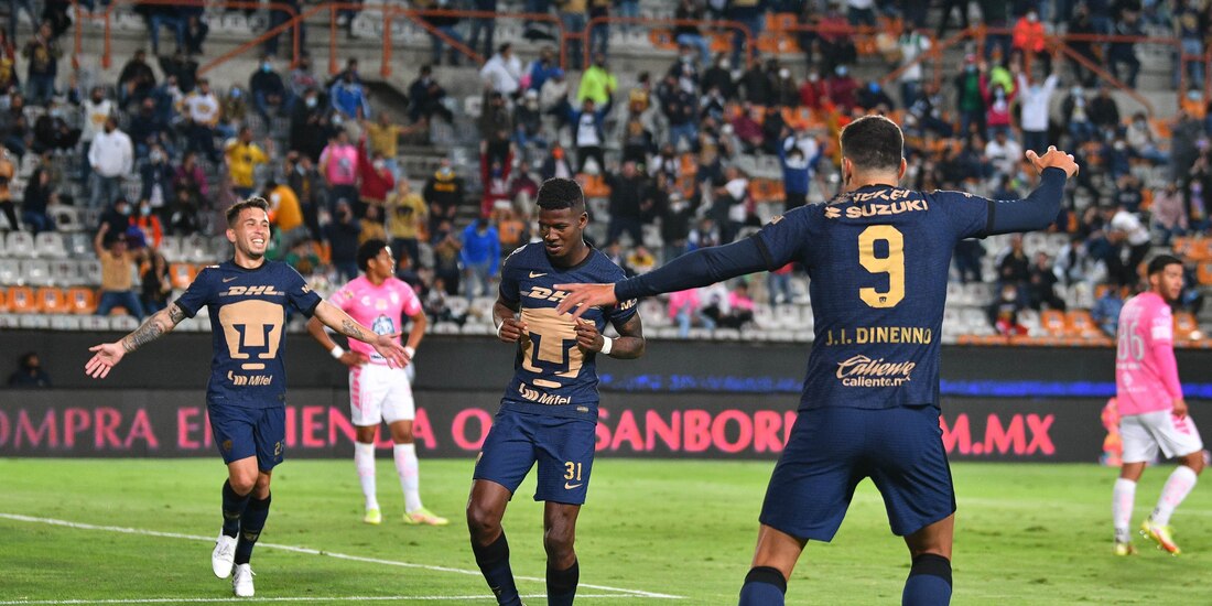 Jugadores de Pumas celebran un gol ante Pachuca en la Liga MX
