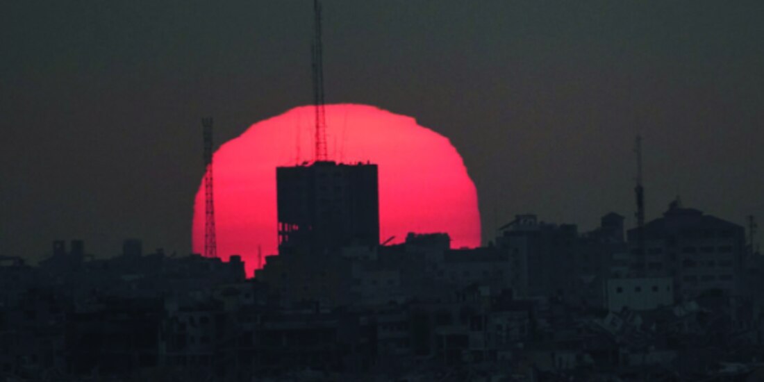 El sol se pone sobre edificios dañados en la Franja de Gaza, visto desde el sur de Israel, el pasado 1 de julio.