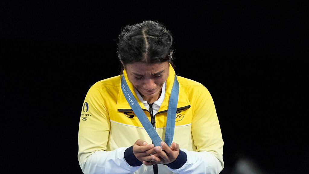 La sudamericana llora mientras ve su presea, ayer.