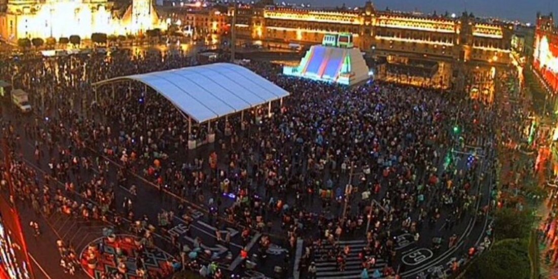 Así lució la plancha del Zócalo la noche del estreno del espectáculo "Memoria Luminosa".