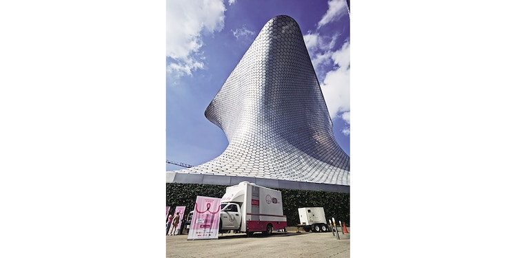 Unidad Móvil para realizar las mastografías gratuitas, afuera del Museo Soumaya.