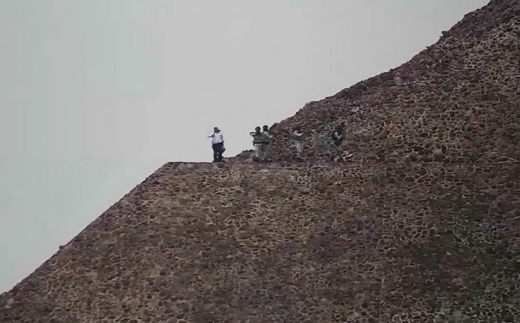 Un hombre realizó disparos en la parte alta de la Pirámide de la Luna, en la zona arqueológica de Teotihuacán
