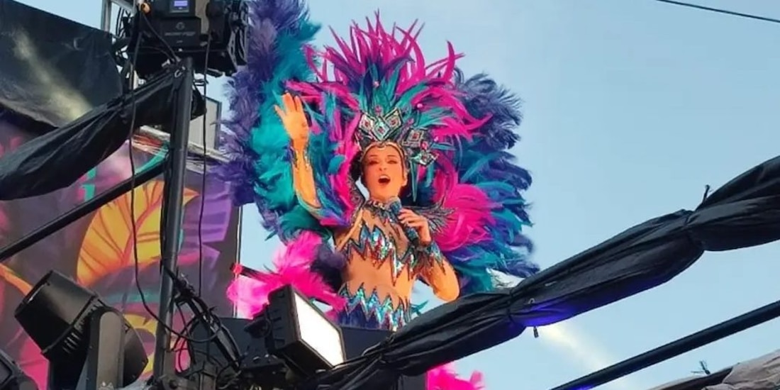 Yuri se cae arriba de un carro alegórico en el Carnaval de Veracruz y regaña al conductor | VIDEO