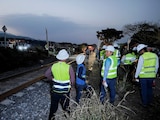 Servicios de emergencia tras el descarrilamiento de un tren del Corredor Interoceánico en Oaxaca.