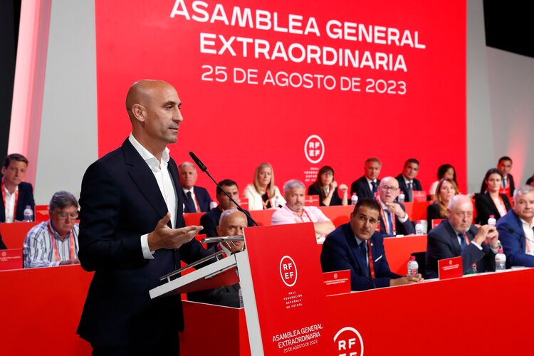El presidente de la federación española de futbol, Luis Rubiales, durante una asamblea extraordinaria de la entidad, el viernes 25 de agosto de 2023, en Las Rozas, España.
