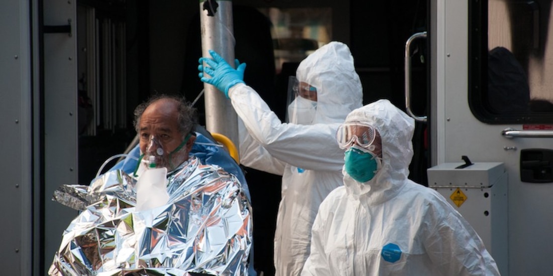 Paramédicos colocan oxígeno a un enfermo de Covid, ayer, en el Hospital General.
