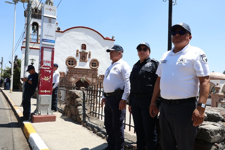 Elementos de Seguridad Pública y Vialidad refuerzan la vigilancia en centros religiosos y zonas comerciales de Huixquilucan.