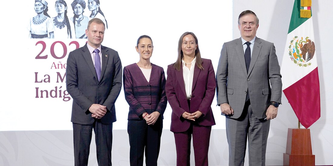 La Presidenta flanqueada por directivos de Unilever y el titular de Economía, ayer.