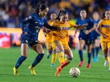 Scarlett Camberos de América y Anika Rodríguez de Tigres durante la Vuelta la Gran Final del Torneo Apertura 2022 de la Liga MX Femenil en el Estadio Universitario