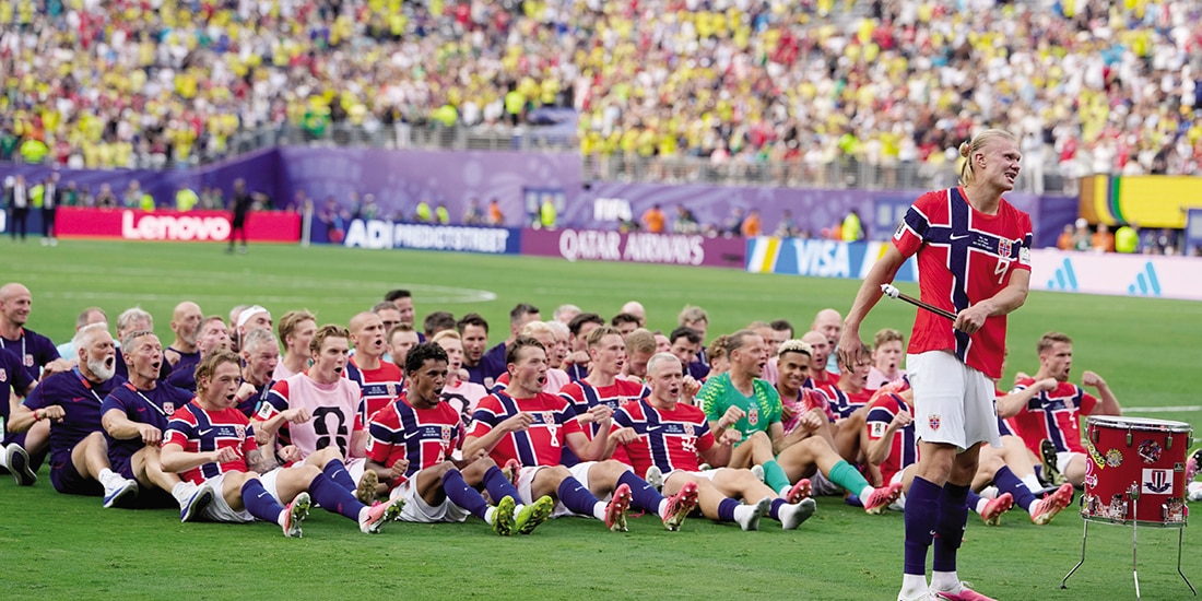 El delantero comanda la celebración de su selección, ayer.