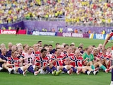 El delantero comanda la celebración de su selección, ayer.
