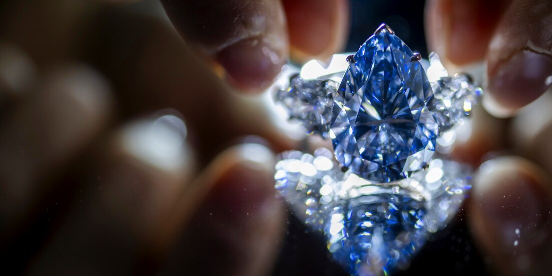 Un empleado de Christie's muestra el "Bleu Royal", un anillo con un diamante en forma de pera azul vívido de 17,61 quilates, durante una muestra previa de Christie's en Ginebra, el jueves 2 de noviembre de 2023.
