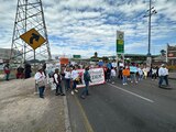 Maestros bloquean la carretera Texcoco-Lechería a la altura de la Central de Abasto de Ecatepec.