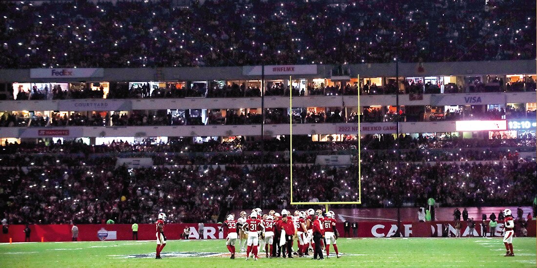 Jugadores de Cardinals y 49ers en el Estadio Azteca en el 2022.