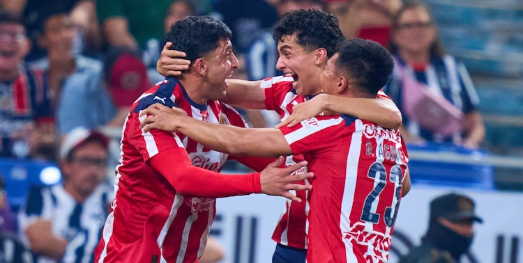 Chivas golea al Monterrey de visita.